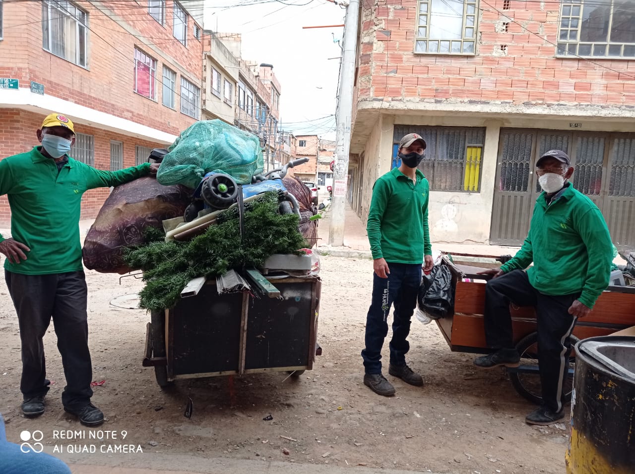 Equipo completo frente al camión de la asociación