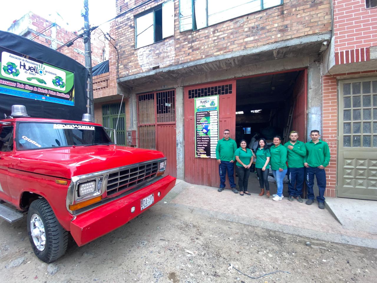 Mujer clasificando plásticos en bodega